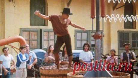 Adriano Celentano. Танец на выжимке винограда. Фрагмент кинофильма «Укрощение строптивого» (1980) | 5минутка