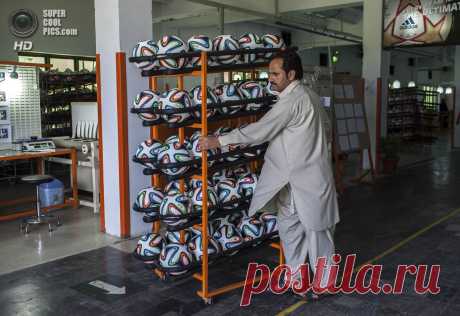 Производство официальных мячей ЧМ-2014 в Пакистане (12 ) — SuperCoolPics