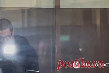 Представший перед судом за стрельбу в школе Галявиев попал на видео. Устроивший стрельбу в казанской гимназии №175 Ильназ Галявиев предстал перед судом. Он отказался отвечать на вопросы журналистов, крикнув им: «Идите отсюда!» Он также запретил снимать его на видео и фото. Прокурор заявил суду ходатайство о продлении срока ареста, однако процесс был прерван судебным приставом.