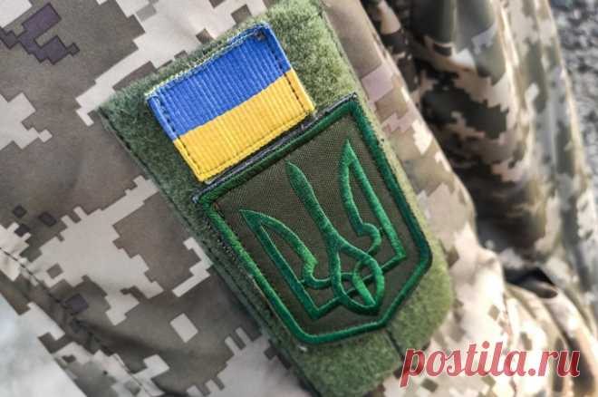 Военкомы в украинских Черновцах избили мужчину, пытавшегося от них убежать. Сотрудник военкомата ударил гражданского прикладом автомата.