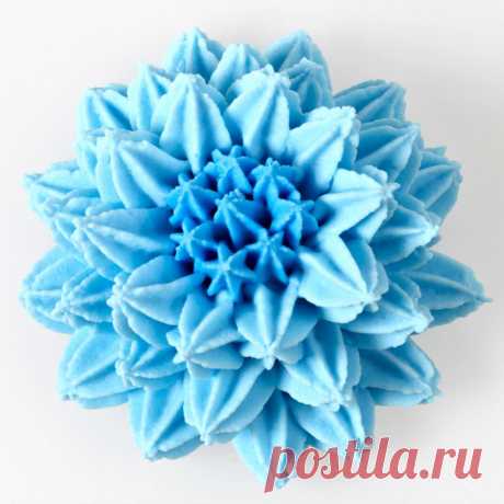 Pompom Flower A fun, easy flower made with pull-out stars that looks good alone on an individual treat or grouped together in a complete cake design.