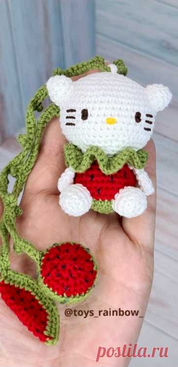 PDF Брелок Китти крючком. FREE crochet pattern; Аmigurumi animal patterns. Амигуруми схемы и описания на русском. Вязаные игрушки и поделки своими руками #amimore - маленькая кошечка Хелло Китти, брелок в виде кошки, котик, котёнок, кот.
