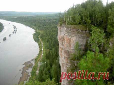 Урал, самая высокая скала на реке Вишере - камень Ветлан... Правда, красота неописуемая.... Просто дух захватывает.....