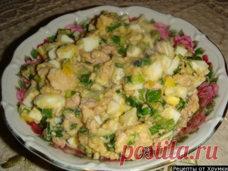 Салат из печени трески с яйцами и луком