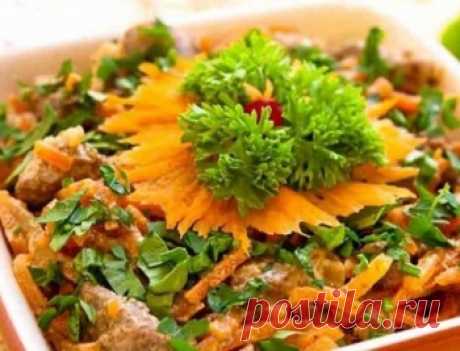 Мясной салат с корейской морковью. Предлагаемый салат очень прост в приготовлении, необычен, пользуется большой популярностью у наших гостей, очень вкусный, сытный, его съедают в первую очередь.