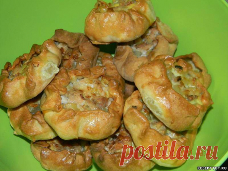 Татарские пирожки с мясом и картофелем — это национальное блюдо татарской кухни. Главная особенность этих пирожков то, что начинка кладется полностью в сыром виде.