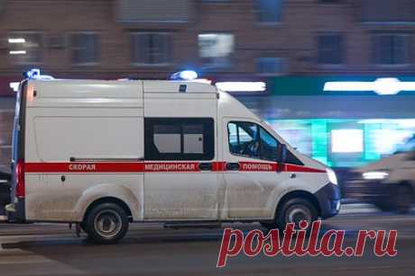 В России таксист высадил пассажира и задавил его. В городе Холмск Сахалинской области водитель такси высадил пассажира и наехал на него. Об этом сообщается на сайте МВД по российскому региону. Авария произошла летом, но стало известно о ней только сейчас. В ведомстве уточнили, что за рулем такси находился 37-летний россиянин. Он работал водителем с июля по сентябрь.