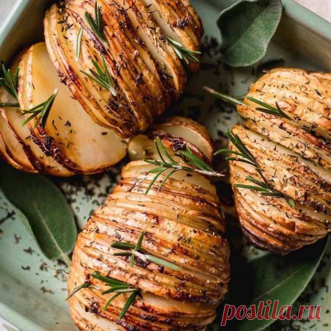 ​Ароматный запеченный картофель.