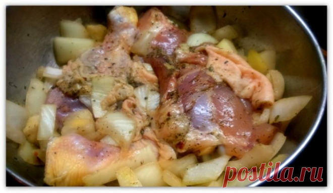 Луково-чесночный соус с горчицей, курочкой и картофельно-сельдереевым пюре