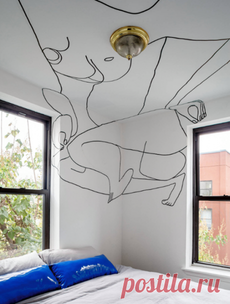 Деревянные рейки, обои и терраццо, кляксы и листы потали — украсить потолок можно практически любым материалом