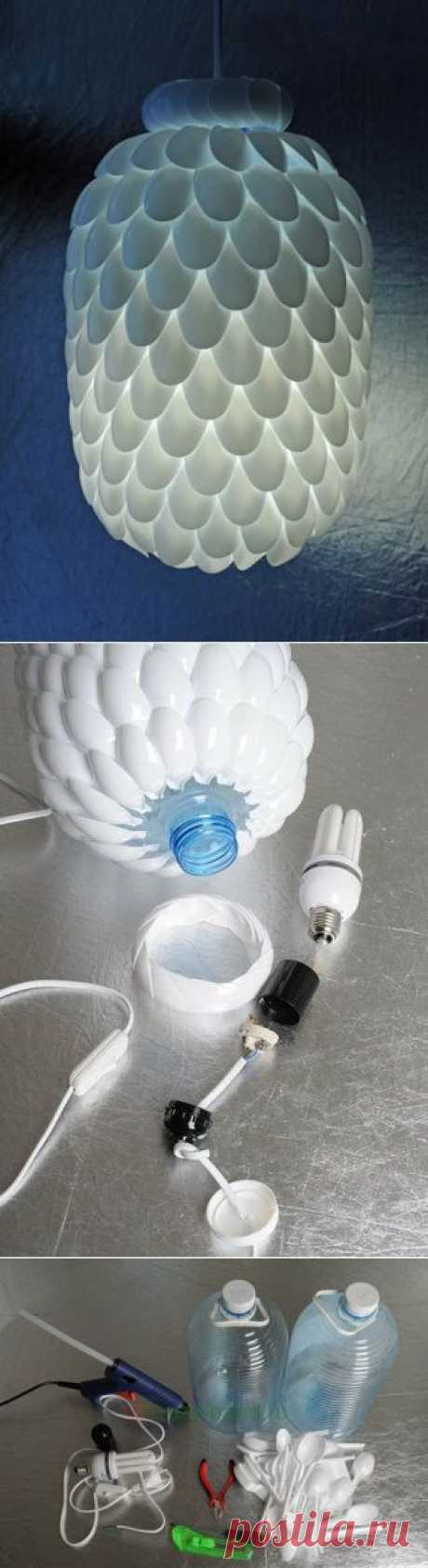 Лампа из пластиковых ложек и канистры | Хитрости Жизни