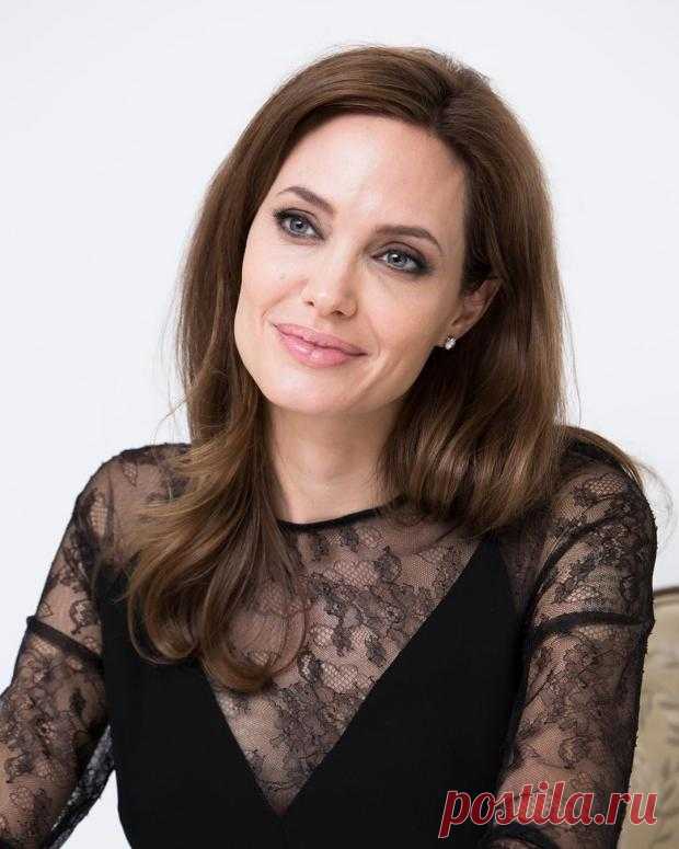Анджелина Джоли без макияжа в стильном пальто прогулялась с сыном Паксом