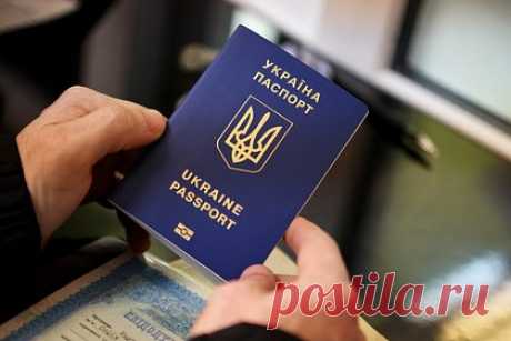 В Киеве прокомментировали отказ журналиста вернуться на родину после саммита ЕС. В Киеве прокомментировали отказ телеведущего Алексея Печия вернуться на родину после саммита Европейского союза (ЕС). Исполняющий обязанности министра культуры Украины Ростислав Карандеев что действия журналиста неправомерны. Печий подписывал обязательство вернуться в страну к 22 декабря.