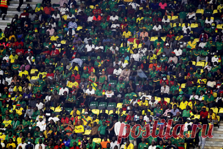 Шесть человек погибли в давке перед матчем 1/8 финала Кубка африканских наций. Как минимум шесть человек погибли во время давки перед матчем 1/8 финала Кубка африканских наций. Инцидент произошел на стадионе в Яунде перед встречей сборных Камеруна и Коморских островов. Уточняется, что толпа болельщиков пыталась проникнуть на стадион, несмотря на ограничения, связанные с пандемией коронавируса.