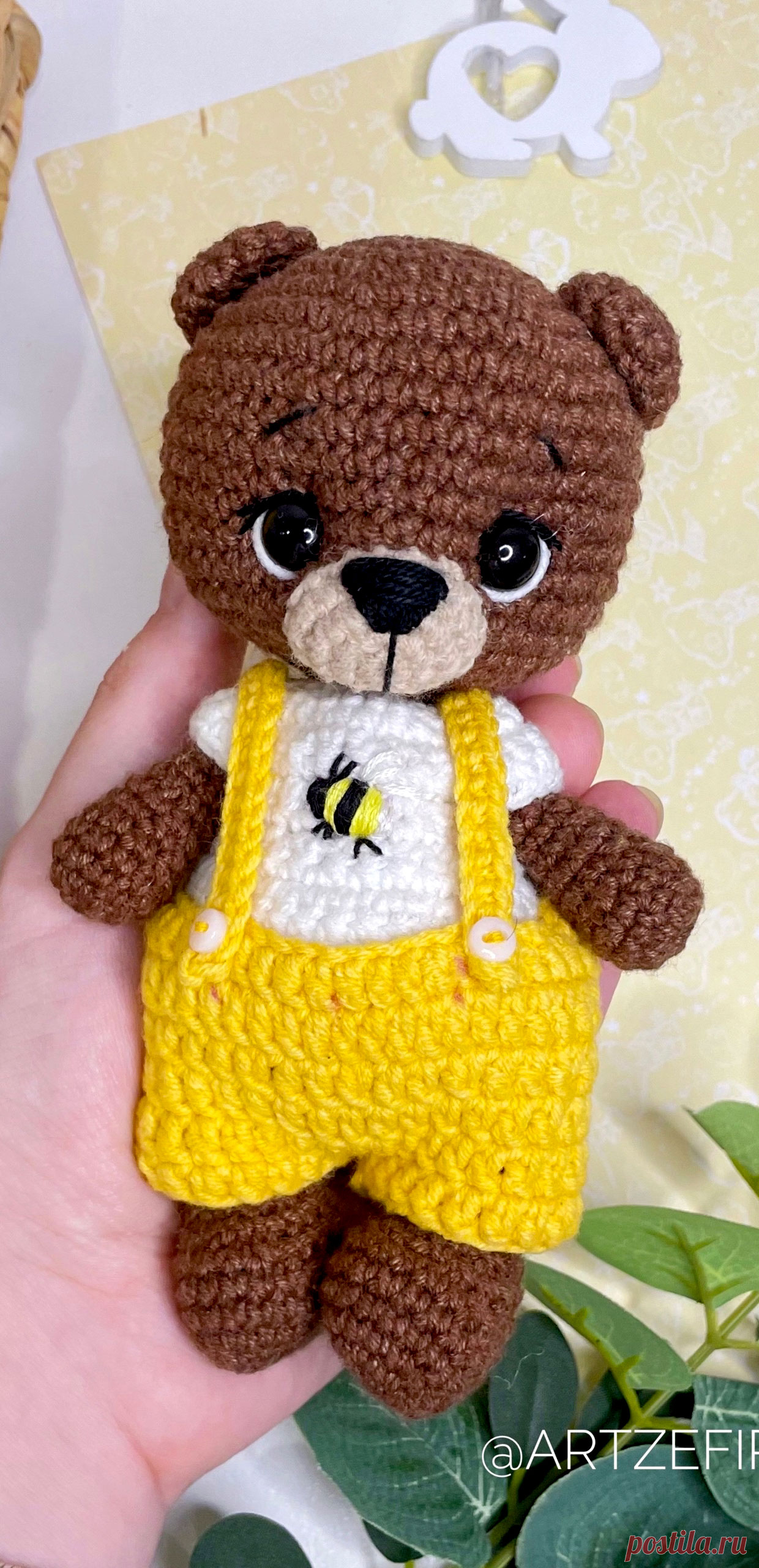 PDF Мини мишка Тимоша крючком. FREE crochet pattern; Аmigurumi toy patterns. Амигуруми схемы и описания на русском. Вязаные игрушки и поделки своими руками #amimore - медведь, маленький медвежонок в штанишках, мишка в кофточке.