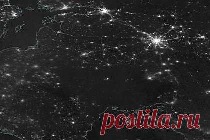 NASA показало погружение Украины в полную темноту. Американское космическое агентство NASA опубликовало спутниковый снимок блэкаута на Украине. На нем видно, что страна погрузилась в полную темноту. Украинская территория была запечатлена из космоса ночью 24 ноября в окружении ярко освещенных городов и населенных пунктов в соседних странах, включая Россию.