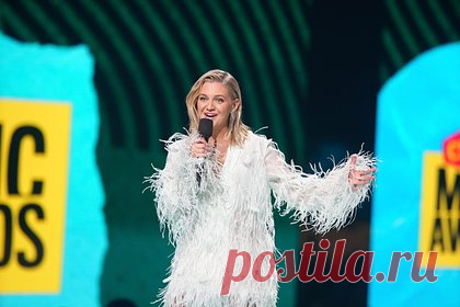 Популярная певица ответила обругавшим ее за выступление без штанов х ...