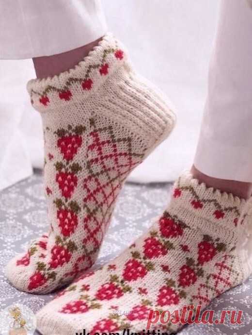 Белые носочки с красными клубничками
С этими же клубничками можно связать и очень красивый свитер
