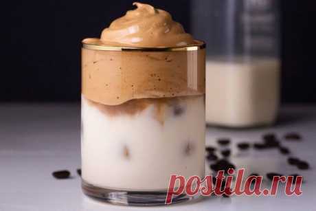 Лучшие кофейные рецепты

 Кофе Дальгона (Dalgona coffee)
Холодный молочный напиток родом из Южной Кореи на основе растворимого кофе, сахара, горячей воды и молока. Для настоящих кофеманов!
Дальгона-кофе появился в Южной Корее, и считается, что он появился благодаря одноименной карамели, которая вкусом и цветом совпадает с тем самым кофейным муссом. Особую популярность напиток набрал во время эпидемии коронавируса, чтобы истинные кофеманы могли в домашних условиях насладить...