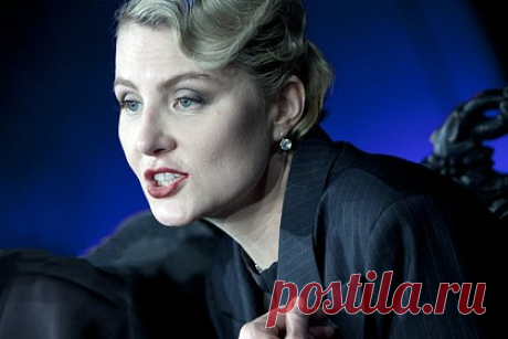 56-летняя Рената Литвинова опубликовала фото в откровенном образе. Советская и российская актриса театра и кино, кинорежиссер и сценарист Рената Литвинова опубликовала фото в откровенном образе. На размещенном снимке 56-летняя артистка запечатлена позирующей на кресле в комплекте нижнего белья черного цвета, состоящем из бюстгальтера с оборками и трусов на высокой посадке.