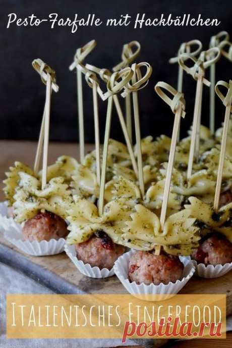 (1) Pinterest - Italienisches Fingerfood: kleine Foccacia, Hackbällchen mit Pesto-Nudeln und Prosciutto-Körbchen mit Frischkäse | food