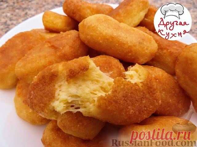 Рецепт: Домашние сырные палочки. Простой, но очень вкусный рецепт домашних сырных палочек. Пальчики оближешь! Минимум продуктов и максимум удовольствия, а с приготовлением справится даже ребенок.