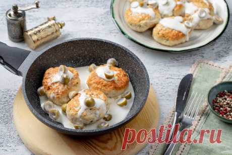 Куриные котлеты с солёными огурцами и сливочным соусом Необычный, но очень вкусный рецепт котлет, которые готовятся не сложнее классических.  Огурчики придают котлетам нотку пикантности, а сливочный соус делает их нежнее.

Эти котлеты обязательно оценит вся семья и особенно мужчины.

Приблизительная стоимость готового блюда - 45 000 сум.*

*стоимо