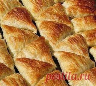 САМСА НА КЕФИРНОМ ТЕСТЕ С КУРИНЫМ МЯСОМ И КАРТОШКОЙ
Для теста:
2 яйца;
1 стакан кефира (250 мл);
1 чайная ложка соли;
3 столовые ложки подсолнечного масла;
щепотка соды;
щепотка лимонной кислоты;
3,5—4 стакана муки;
яйцо для смазывания верха самсы.
Для начинки:
300 грамм куриного фарша;
2 картофелины;
3 луковицы;
соль;
чёрный перец;
0,5 чайной ложки сухой приправы для птицы.
В глубокую тарелку разбейте яйца и положите соль. Взбейте смесь вилкой.
Добавьте кефир и перемешайте.
В миску насыпьт