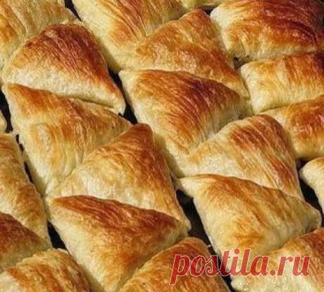 САМСА НА КЕФИРНОМ ТЕСТЕ С КУРИНЫМ МЯСОМ И КАРТОШКОЙ
Для теста:
2 яйца;
1 стакан кефира (250 мл);
1 чайная ложка соли;
3 столовые ложки подсолнечного масла;
щепотка соды;
щепотка лимонной кислоты;
3,5—4 стакана муки;
яйцо для смазывания верха самсы.
Для начинки:
300 грамм куриного фарша;
2 картофелины;
3 луковицы;
соль;
чёрный перец;
0,5 чайной ложки сухой приправы для птицы.
В глубокую тарелку разбейте яйца и положите соль. Взбейте смесь вилкой.
Добавьте кефир и перемешайте.
В миску насыпьт