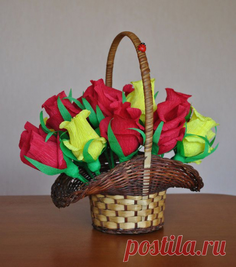 Букет красно-желтых роз с конфетами.