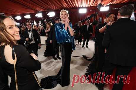 Кейт Бланшетт появилась на «Оскаре» в старом платье Louis Vuitton. Австралийская актриса Кейт Бланшетт посетила церемонию награждения премии «Оскар» в старом наряде французского модного дома Louis Vuitton. 53-летняя знаменитость появилась на ковровой дорожке цвета шампань в платье из архивной коллекции бренда с изумрудным велюровым верхом с драпировкой и атласной юбкой длины макси.