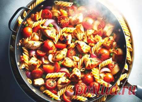 Для Вас 7 рецептов и советы по приготовлению на сковороде макарон с курицей. Как приготовить с овощами, грибами, в сливочном и томатном соусе быстро и вкусно.