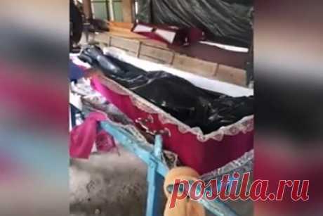 Семья собралась на похоронах родственницы и обнаружила в гробу другого человека. В Молдавии семья собралась, чтобы похоронить умершую от COVID-19 родственницу и на кладбище обнаружила, что в гробу лежит чужой человек. Тогда родственники обратились в морг и сообщили о возникшей путанице. Сотрудники морга быстро поменяли тела местами и отдали нужный гроб семье.