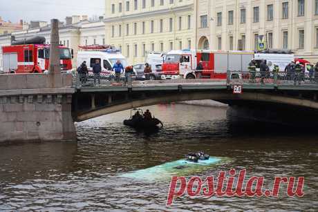 Полиция задержала водителя упавшего в Мойку автобуса. По данным МЧС, в результате ДТП погибли три пассажира. В компании-перевозчике рассказали, что водитель перед началом работы прошел медицинское освидетельствование. МВД и СК завели уголовные дела. Расследование продолжается