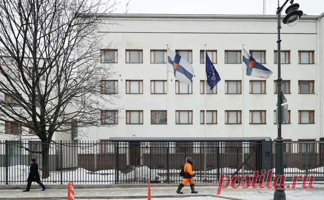 МИД назвал военного атташе Финляндии адресатом конвертов с порошком. Конверты с белым порошком, которые прислали в посольство Финляндии в Москве, были адресованы военному атташе и его помощникам, сообщила представитель МИД России Мария Захарова.