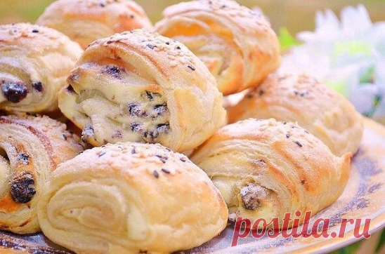 Топ-9 рецептов вкуснейшей выпечки

Слоёнки с творожной начинкой и изюмом

Ингредиенты:

- Тесто слоеное бездрожжевое 400 гр
- творог 400 гр
- сахар 3-4 ст л
- ванилин 1/3 ч л
- яйцо сырое 1 шт
-сметана 1-2 ст л
- изюм б/косточек по вкусу
- яйцо для смазки
- сахарная пудра и кунжут для посыпки

Приготовление:

Смешать творог, 1 яйцо, сметану, ванилин и распаренный обсушенный изюм.

Тесто разморозить, разрезать на 2 части.

Раскатать в прямоугольник 15 на 35 см. Смазать поло...