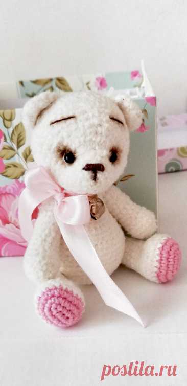 PDF Велюровый Мишка крючком. FREE crochet pattern; Аmigurumi animal patterns. Амигуруми схемы и описания на русском. Вязаные игрушки и поделки своими руками #amimore - медведь, плюшевый медвежонок, мишка из плюшевой пряжи.