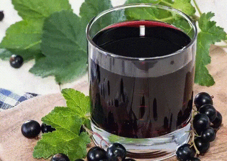 Старый рецепт приготовления вина из черной смородины в домашних условиях 
Нам понадобится: 
черная смородина - 10 кг. 
сахар - 5-6 кг. 
вода - 15 литров 
Процесс приготовления: 
Прежде чем сделать вино из смородины, ягодки внимательно перебираются, удаляя из общей массы недоспевшие и подгнившие плоды. Мыть отобранную смородину не надо, так как естественные дрожжи в них находятся на поверхности. 
Ягоды сильно разминаются руками или при помощи деревянной скалки, чтобы они хорошенько раздавились. П