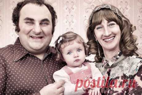 НЕ ЖИВИТЕ РАДИ ДЕТЕЙ!
Умоляю вас, не живите ради детей! Им не только это не нужно, им это вредно… Сколько поломанных судеб, разбитых сердец, обид и недопонимания! Я вижу женщин, которые отказываются от всего в жизни ради детей. А потом я вижу тех детей, ради которых от всего отказывались. Зрелище это грустное.