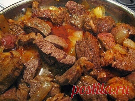 Вкусный, домашний гуляш
- мясо (говядина или свинина) - 500г,
- лук репчатый - 2 шт,
- мука - 1 ст. ложка,
- томатная паста - 3 ст. ложки,
- соль, перец, лавровый лист, зелень.
Мясо вымыть, обсушить и нарезать кубиками.
Лук мелко порезать. В глубокой сковороде разогреть масло и обжарить мясо на сильном огне ~5 минут. Добавить к мясу лук и жарить, периодически помешивая, ~5-7 минут на среднем огне.
Мясо посолить, поперчить, посыпать мукой, хорошо перемешать и жарить еще 2-3 минуты,