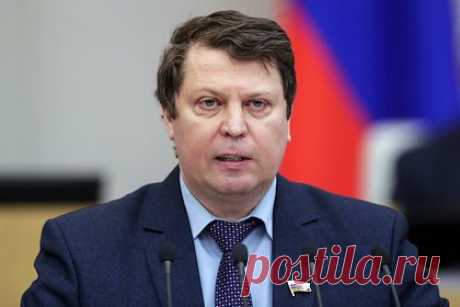 В Госдуме захотели ввести «налог на развлечения» для помощи мобилизованным. В Госдуме подготовят законопроект об отчислениях в один процент со счетов в кафе, ресторанах и ночных клубах в фонд помощи семьям мобилизованных россиян. Депутат выразил мнение, что «заукраинцы» окажутся в сложном положении: им придется помогать российской армии, если они захотят пойти в ресторан.