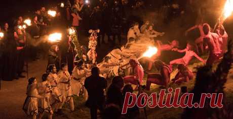 В Эдинбурге встретили «первомай с кострами» В шотландском Эдинбурге свой первомай, который называется Фестиваль огня и отмечается как в пышных костюмах, так и нагишом, в окружении языков пламени. Такое действо призвано проводить зиму на отдых и провозгласить официальное наступление весны