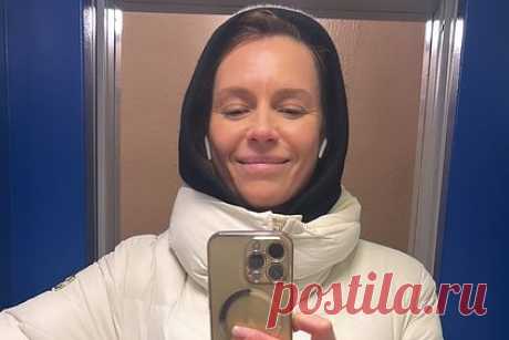 46-летняя Любовь Толкалина показала внешность без макияжа. Российская актриса театра и кино Любовь Толкалина показала лицо без макияжа на новом селфи. 46-летняя звезда сериала «Хеппи-энд» запечатлела себя, позируя перед зеркалом в короткой дутой куртке белого цвета. Кроме того, знаменитость надела черные брюки и массивные перчатки и покрыла голову.