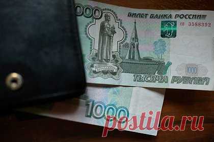 В России стало меньше поддельных денег. Число выявленных в России поддельных банкнот и монет сократилось в 2023 году почти в два раза, до 12,4 тысячи штук, сообщили в ЦБ. Более чем в двух третях случаев речь шла об обнаружении пятитысячных купюр (8856 случаев), на втором месте по популярности у фальшивомонетчиков оказались тысячерублевки (2438 случаев).