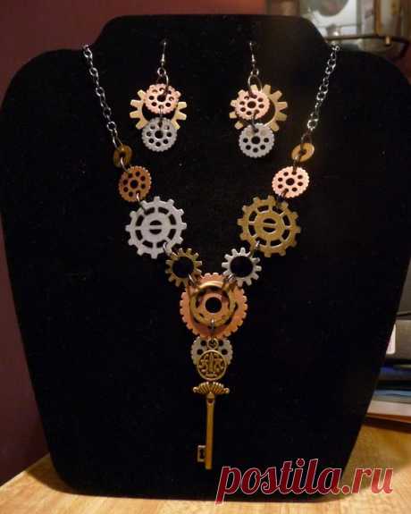 Steampunk necklace and matching earings | Arte feita com peças de relógios | Steampunk necklace, Jewelry ideas and Key jewelry