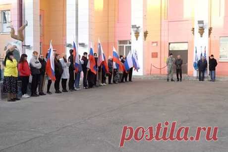 Проводы единственного добровольца в российском городе попали на видео. Торжественные проводы единственного добровольца Егора Назарова провели в Свирске. Мероприятие попало на видео, соответствующими кадрами поделился мэр российского города Владимир Орноев. На представленных кадрах видно, что в проводах участвуют как минимум 30 человек. Кроме того, звучит марш «Прощание славянки».