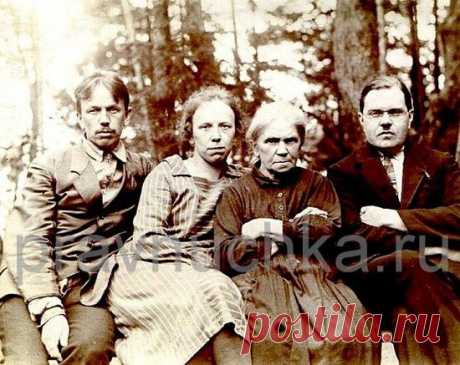 Раиса Алексеевна Попова с сыном Сашей (слева), и четой Кьяндских. 
Удомля, август 1927 г.