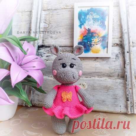 PDF Бегемоша крючком. FREE crochet pattern; Аmigurumi animal patterns. Амигуруми схемы и описания на русском. Вязаные игрушки и поделки своими руками #amimore - бегемот, бегемотик в юбочке.
