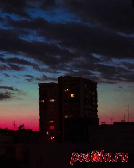 Удивительное небо каждую ночь.

Mia Novakova, визуальный художник (VFX-дизайнер) из Болгарии #art