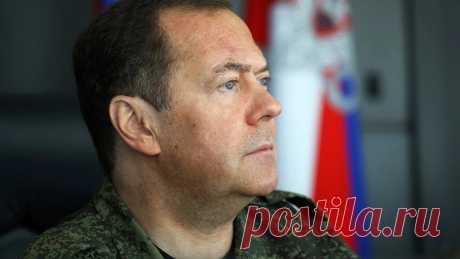 После требования вернуть румынское золото, зампред совбеза России Дмитрий Медведев заявил, что Россия может "послать" Евросоюз